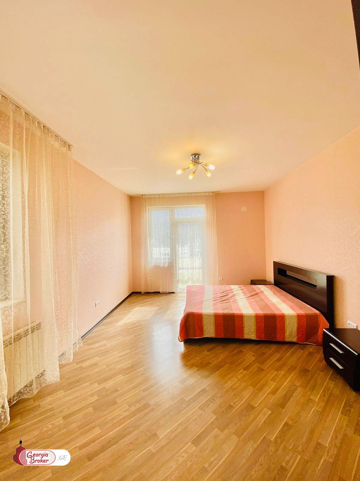 იყიდება ახალი გარემონტებული 5 ოთახიანი ბინა ვაკეში